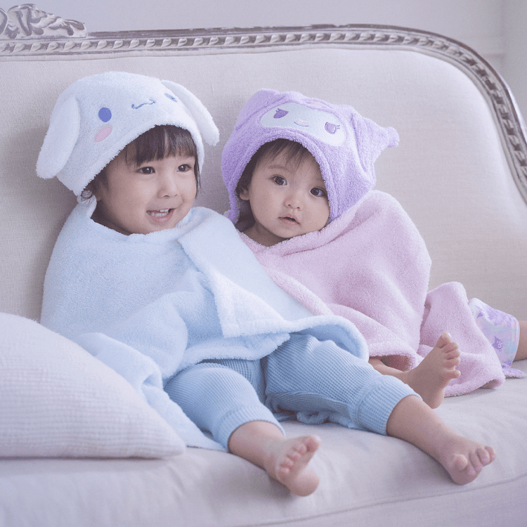 シナモロール(シナモン)とクロミのバスポンチョを着た男の子と女の子 、オーガニックで肌に優しい