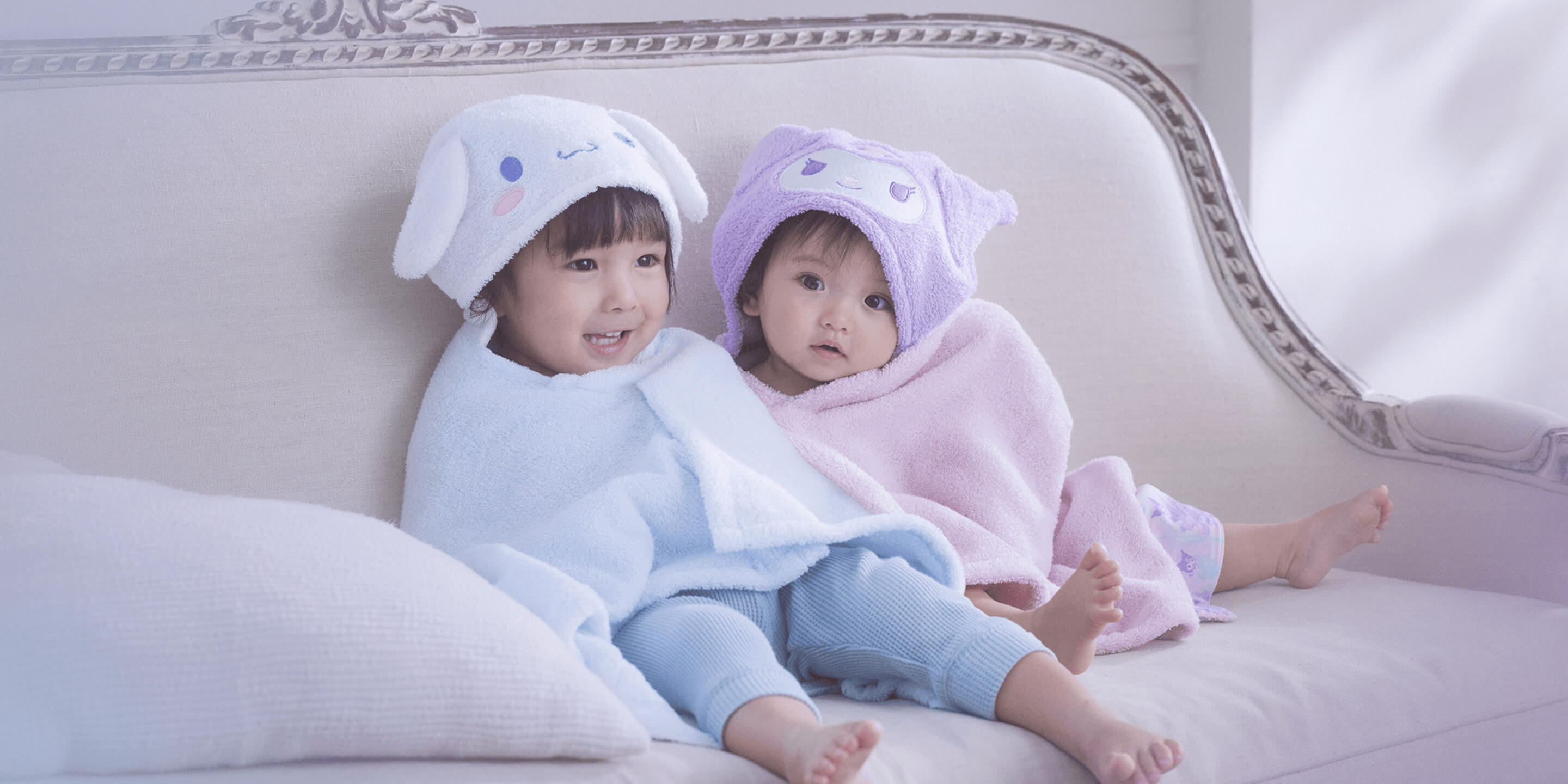 シナモロール(シナモン)とクロミのバスポンチョを着た男の子と女の子 、オーガニックで肌に優しい