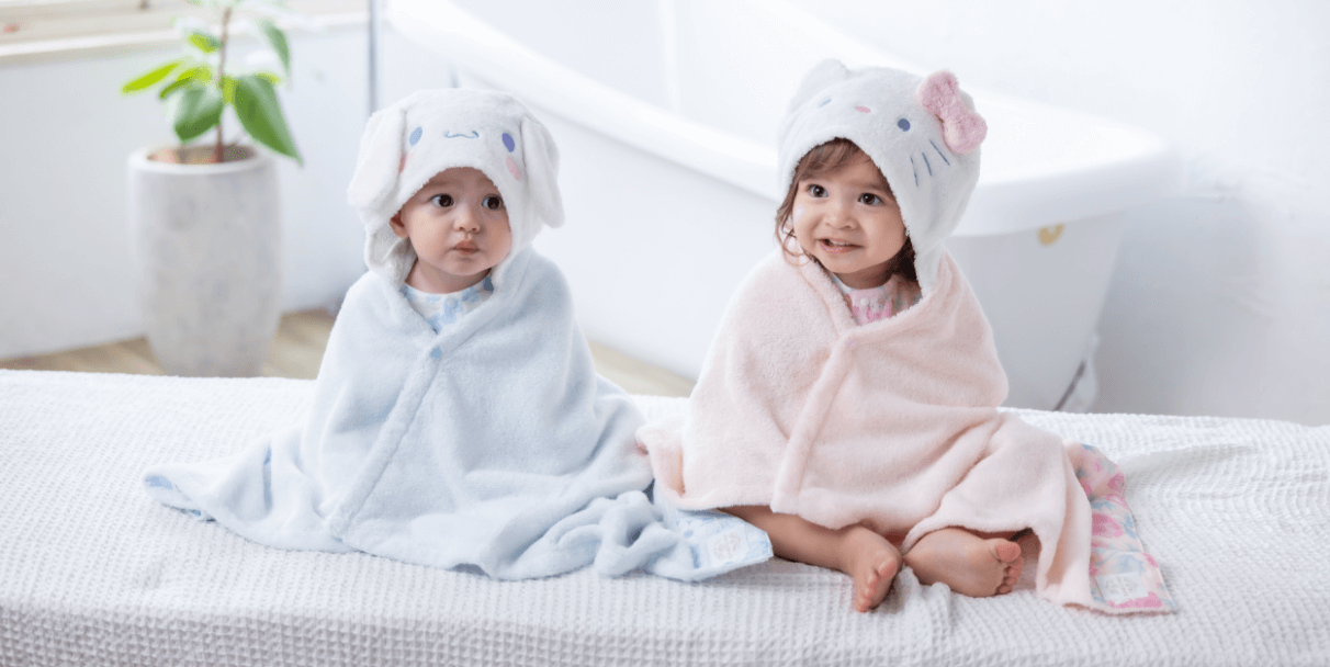 ハローキティとシナモロール(シナモン)のバスポンチャを着た女の子と赤ちゃん、新生児から3歳前後まで長く着られます。